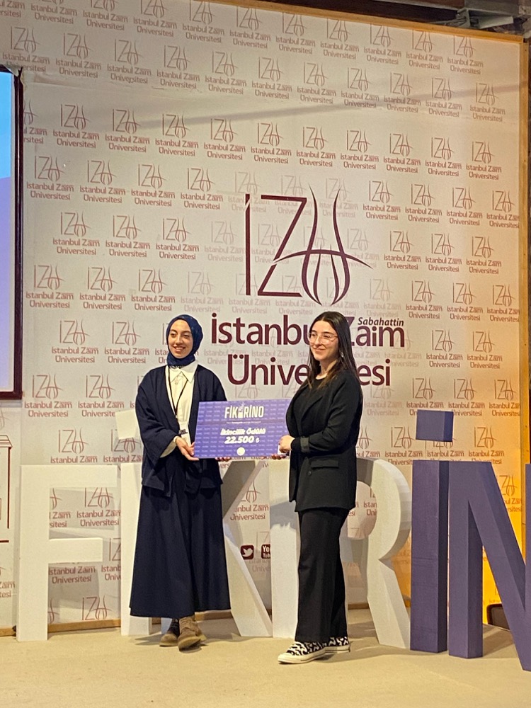 Öznur Koçak receiving the Fikrino award on stage